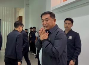 "เสี่ยแฮงค์" โผล่ต้อนรับ "อนุทิน" ที่ชัยนาท ปัดตอบจ่อซบภท. บอกยังมีเวลาตัดสินใจต้องใจเย็น