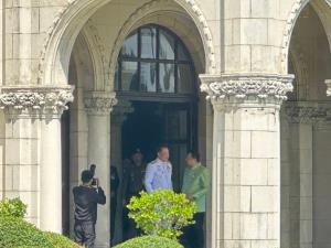 นายกฯ ประชุม รมต.ยาว 50 นาที เตรียมร่วมเวทีอาเซียน-เอเปก ก่อนแจ้งไม่ให้สัมภาษณ์สื่อ