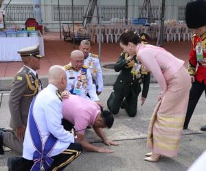 เปิดภาพแห่งพระเมตตา “สมเด็จพระราชินี” เสด็จฯ สอบถามชายฝ่าขบวนเสด็จ ด้วยพระกรุณายิ่ง
