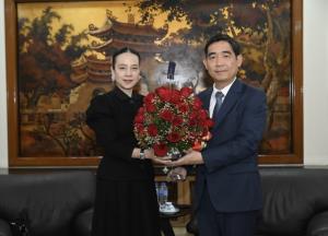 "มาดามแป้ง" หอบดอกไม้ขอโทษทูตเวียดนาม หลังทีมงานใช้ธงชาติผิดในพิธีจับสลากฟุตซอล U-19