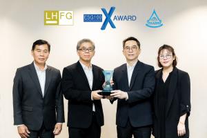 LHFG รับรางวัลเกียรติคุณ ESG100 Decade Award องค์กรที่โดดเด่นด้าน ESG ต่อเนื่อง 10 ปี