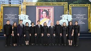 กลุ่มเดอะมอลล์ จัดพิธีตักบาตรอุทิศถวายพระราชกุศลและพิธีน้อมถวายความอาลัย พระบรมราชชนนีพันปีหลวง
