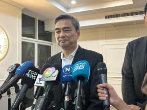 "มาร์ค" เร่งเต็มสูบสู้ทุกเขต ชวนคนมีอุดมการณ์ร่วมอย่ารอการเมืองที่ถูกใจ เตือนนายกฯอย่ายุบสภาหนีซักฟอก
