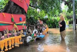 นนท์อ่วมน้ำล้นตลิ่งเกาะเก็ดไม่รอดท่วมตนโพธิ์ “กุมารพี่จุก-แกละ” ลอยตามน้ำ ชาวบ้านยังมากราบไหว้