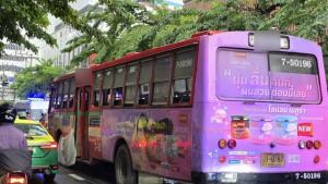 รถเมล์ชนหญิงเดินข้ามถนนดับสลด กลางถนนสุรวงศ์