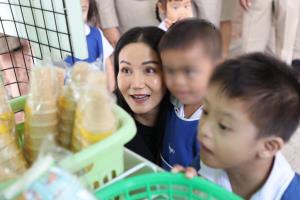"นฤมล" ลงตรังแจกไอติมเติมรอยยิ้มเด็กพิเศษ สั่งกพฐ.แก้ปัญหางบขาด ดันการศึกษาพิเศษเข้าถึงทุกพื้นที่