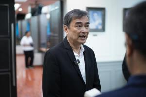 “มาร์ค” หนุนรัฐบาล-กองทัพปกป้องอธิปไตยไทยเต็มที่ หลังกัมพูชาผิดปฏิญญา แย้ม ปชป.เตรียมเปิดนโยบายทำสงครามปราบสแกมเมอร์