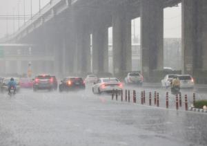 “กรมอุตุฯ” ชี้ไทยยังมีฝนต่อเนื่อง ภาคกลาง-กทม.เจอฝนหนักบางแห่ง อีสานเริ่มหนาว ลด 1-3 องศาฯ