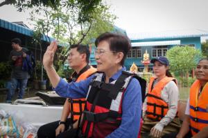 “ดร.เอ้-คุณหญิงกัลยา” ลุยน้ำท่วมเสนา ฟังปัญหาชาวบ้าน เศร้าทุ่งนากลายเป็นทุ่งน้ำ