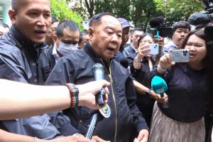 "ลุงป้อม" ปัดตอบคุย "เดชอิศม์" ซบพปชร. โยน "ธรรมรักษ์" ส่งกี่เขต ลั่นคว้าเก้าอี้ให้มากที่สุด