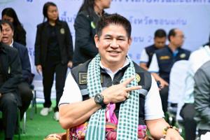 กำแพงเพชรเดือด! เด็ก “วราเทพ-สันติ” ซบ กธ.พร้อมวัดพลัง พท.