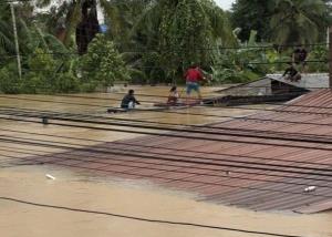 สลด! คลิปครอบครัวปีนหลังคาหนีน้ำท่วม ชาวบ้านยังไร้หน่วยงานเข้าช่วย ต้องพึ่งตัวเอง