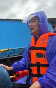 "มาร์ค" นำปชป.ช่วยน้ำท่วมหาดใหญ่ จี้รัฐวางระบบตั้งศูนย์ประสานงาน ชี้ยังรอความช่วยเหลือจำนวนมาก