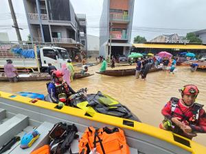 หาดใหญ่ใจดีกับฉันด้วย! ทีมกู้ภัยน้ำท่วมวอนสังคม "หยุดตะโกนด่าเรือ" ชี้ภารกิจเสี่ยงตาย น้ำไหลแปดทิศ "เรือสร้างคลื่น" คือความจำเป็น ไม่ได้มาขับเล่น