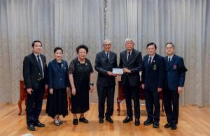 มูลนิธิคณะแพทยศาสตร์ จุฬาลงกรณ์ มอบเงินให้สภากาชาดไทย ช่วยน้ำท่วมภาคใต้