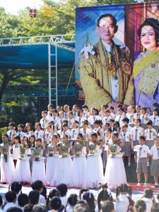 โรงเรียนนานาชาติรีเจ้นท์กรุงเทพฯ จัดพิธีทำบุญตักบาตร ถวายเป็นพระราชกุศล ร.9 และพระบรมราชชนนีพันปีหลวง