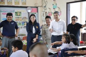 "มาร์ค" ลุยหาดใหญ่หวั่นอุปสรรคสุญญากาศการเมือง ทำคนละครึ่งพลัสอีกให้รีบฟื้นศก.ใต้ แนะตั้งกก.ถอดบทเรียนน้ำท่วม