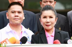 "หนูนา" ชี้แจงแทน "ท็อป" ซบ ภท.ต้องการอยู่บนถนนการเมืองต่อไป ห่วงสอบตกหากอยู่พรรคเดิม