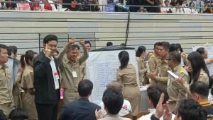 กองเชียร์เฮลุ้นผู้สมัครสส.จับเบอร์ "เอริ์ธ-สุไพรพล" ได้ 1 "อี้" 12 "แบงค์" 5 "ลอรี่" 8 "เอกภพ" 13