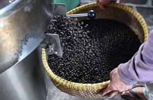 ตำรวจเวียดนามยึดผลิตภัณฑ์กาแฟปลอมผลิตจากถั่วเหลืองกว่า 4 ตัน