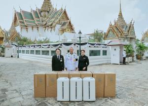 แอมเวย์ มอบเครื่องกรองอากาศ แก่รองเลขาธิการพระราชวัง  เพื่อใช้ในงานบำเพ็ญพระราชกุศลพระบรมศพ