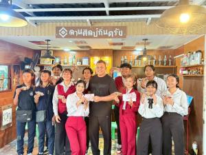 “บ่าววี” ศิลปินชื่อดังชาวใต้ เป็นประธานในพิธีมอบรางวัลขวัญใจมหาชนให้แก่โรงเรียนห้วยยอดในการประกวด “รักษ์ตรัง โฟล์คซอง” ประจำปี 2569