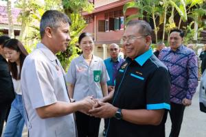 ผู้ว่าฯ นราธิวาสนำเสนอศักยภาพนราธิวาสในการต้อนรับนักลงทุนชาวมาเลเซีย สู่ศูนย์กลางสินค้าฮาลาลชายแดนใต้