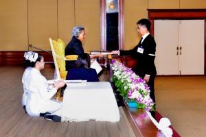 ผู้บริหาร แวนทีฟ เฮลธ์แคร์ เข้ารับพระราชทานของที่ระลึกผู้บริจาคเงินมูลนิธิโรคไตฯ