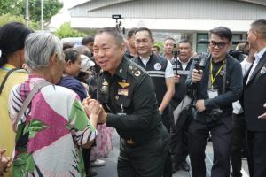 ”กอ.รมน.ผนึก เอกชน“ เปิดโครงการ “ตู้ปันน้ำใจ” บรรเทาความเดือดร้อนประชาชน แจกของช่วยค่าครองชีพ-กลุ่มเปราะบางทั่วกรุง