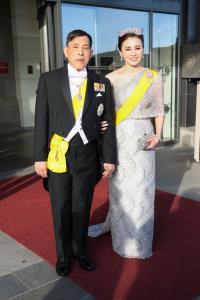 ในหลวง-พระราชินี ทรงสวมเทียร่าล้อมเพชร ร่วมงานถวายพระกระยาหารค่ำ อย่างเป็นทางการ ณ พระราชวังหลวง กรุงสตอกโฮล์ม