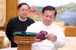 พม่าประกาศพบทับทิมก้อนยักษ์ขนาด 11,000 กะรัตในมัณฑะเลย์