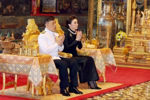 ในหลวง - พระราชินี เสด็จฯไปในการพระราชพิธีพืชมงคล ณ พระอุโบสถวัดพระศรีรัตนศาสดาราม
