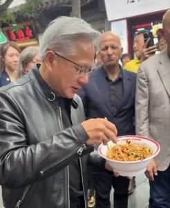 ฮือฮา! "เจนเซน หวง" ซีอีโอ NVIDIA ทัวร์กินตรอกปักกิ่ง ดื่มน้ำถั่วหน้าตาเหยเก