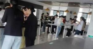 โรงอาหารไร้เก้าอี้! บริษัทจีนให้พนักงาน "ยืนกินข้าวกลางวัน" อ้างดีต่อสุขภาพ-เพิ่มประสิทธิภาพในการทำงาน