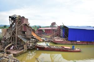 “ซะนะคาม” ทำลายเรือ-อุปกรณ์ ลักลอบขุดทองในแม่น้ำโขง
