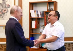 "ปูติน" พบวิศวกรจีนในกรุงปักกิ่ง รำลึกความหลังความผูกพันนานกว่าศตวรรษ