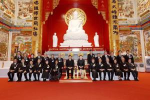 ในหลวงและพระราชินี ทรงเปิดอาคารศาลเจ้าไต้ฮงกงหยกขาว เฉลิมพระเกียรติ 72 พรรษา