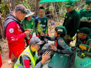 ทีมกู้ภัยไทยร้องขอถังออกซิเจนเพิ่มสำหรับภารกิจช่วยชาวลาวออกจากถ้ำ