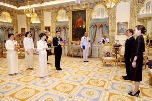 ในหลวง-พระราชินี ทรงรับน้อมเกล้าฯถวายรถพยาบาล เนื่องในโอกาสพระราชพิธีมหามงคลเฉลิมพระชนมพรรษา 4 รอบ