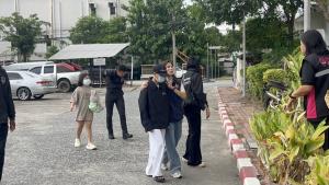 แฉพ่อเลี้ยงหื่น! ข่มขืนลูกเลี้ยงวัย 14 นานนับปี ความแตกหลังน้องสาววัย 9 ขวบเห็นคาตา แม่ช็อกพึ่ง "ต้นอ้อ เป็นหนึ่ง" พาแจ้งความ