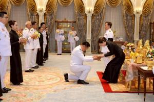 ในหลวง-พระราชินี ทรงรับทูลเกล้าฯ ถวายเข็มที่ระลึกงานเฉลิมพระเกียรติ เนื่องในโอกาสพระราชพิธีมหามงคลเฉลิมพระชนมพรรษา 4 รอบ