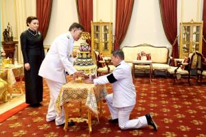 ในหลวง-พระราชินี  พระราชทานพานพุ่มประดิษฐ์พระราชทาน เพื่อเชิญไปสักการะต้นศรีมหาโพธิทศมราชบพิตร ประจำจังหวัด 76  จังหวัด