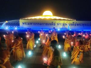 พลังศรัทธากว่า 5,000 คน จุดวิสาขประทีป แปรอักษรพุทธประวัติ เนื่องในวันวิสาขบูชา