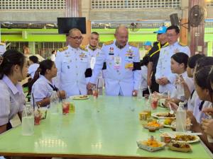 ในหลวง พระราชทานเลี้ยงอาหารกลางวันแก่นักเรียน คณะครู บุคลากร  เนื่องในโอกาสพระราชพิธีมหามงคลเฉลิมพระชนมพรรษา 4 รอบ พระราชินี