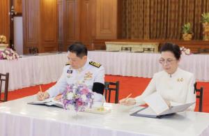 ผู้บริหารโตโยต้า ร่วมทำบุญตักบาตรและลงนามถวายพระพรชัยมงคล เนื่องในโอกาสพระราชพิธีมหามงคลเฉลิมพระชนมพรรษา 4 รอบ สมเด็จพระนางเจ้าฯ พระบรมราชินี