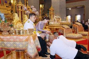 ในหลวง-พระราชินี เสด็จฯไปในการพระราชพิธีมหามงคลเฉลิมพระชนมพรรษา4 รอบ