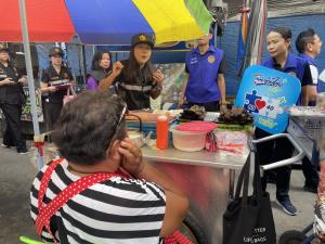 พ่อค้าแม่ค้าตลาดอ่างทองตื่นตัวสมัคร “ไทยช่วยไทยพลัส” คลังจังหวัดส่งทีมอำนวยความสะดวกถึงพื้นที่