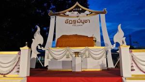 พุทธศาสนิกชนชัยนาทร่วมเวียนเทียนวันอัฏฐมีบูชา กราบพระพุทธรูปปางนอนหงายในพระบรมศพ อายุเกิน 100 ปี หนึ่งเดียวอันซีนเมืองชัยนาท