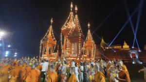 ชาวอยุธยาร่วมรำลึกวันอัฏฐมีบูชา จัดริ้วขบวนยิ่งใหญ่จำลองถวายพระเพลิงพระบรมศพพระพุทธเจ้า สืบสานพุทธประเพณีสำคัญ
