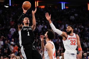 "เวมบานยามา" แบกทีม 32 แต้ม "สเปอร์ส" แง้มฝาโลงชิง NBA